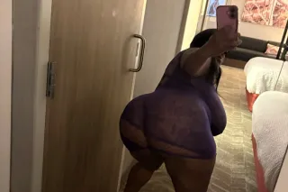 😘TAKE ME TO POUND TOWN 🤯 LEGS ... - Image 2